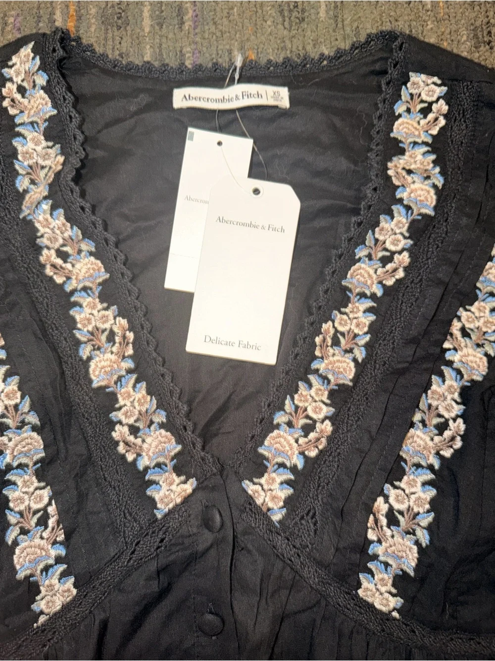 Abercrombie & Fitch Black V-Neck Puff Sleeve Embroidered Top